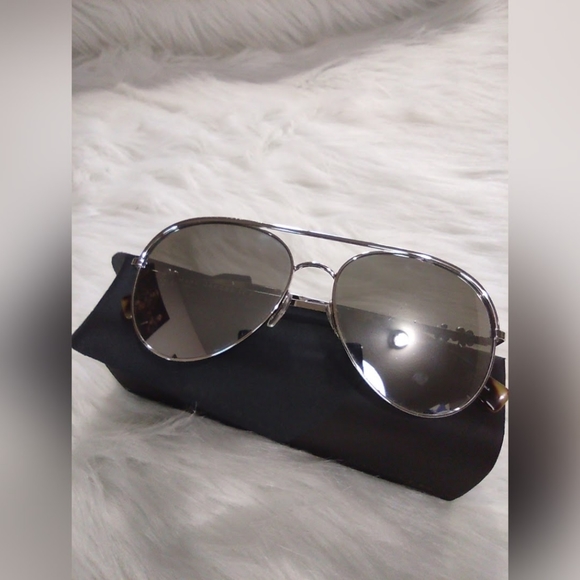 WELCOME TO MY CLOSET!! - Picture 3 of 11